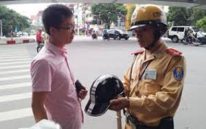 Tìm hiểu các quy định của pháp luật về việc đội mũ bảo hiểm đối với người điều khiển, người ngồi trên mô tô hai bánh, xe mô tô ba bánh, xe gắn máy